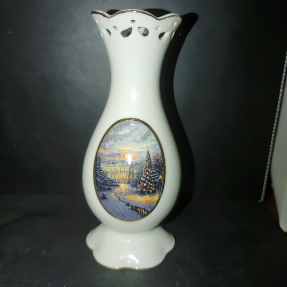 Thomas Kinkade The Lights Of Liberty Vase By Avon China Christmas Scene - Picture 7 of 7